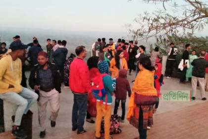 বান্দরবানে হোটেল ও গাড়ি না পেয়ে পর্যটকদের হাহাকার!