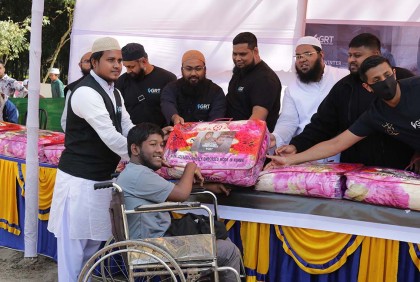 ঠাকুরগাঁওয়ে অসহায়দের মাঝে কম্বল বিতরণ