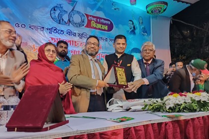 বিজয়ের ৫০ বছর পূর্তি উপলক্ষে নরসিংদীতে বীর মুক্তিযোদ্ধাদের সম্মাননা