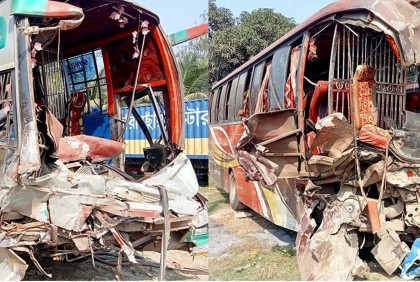 দুই বাসের মুখোমুখি সংঘর্ষে চালক নিহত, আহত ৩০