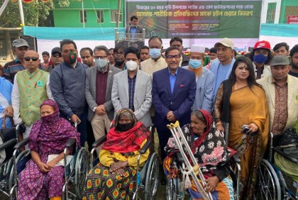 সাতক্ষীরায় শারীরিক প্রতিবন্ধীদের মাঝে হুইল চেয়ার বিতরণ