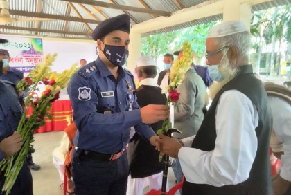 ৩৩ পুলিশ মুক্তিযোদ্ধাকে সংবর্ধনা দিল মুকসুদপুর থানা