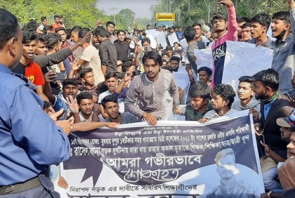 সিরাজগঞ্জে নিরাপদ সড়কের দাবিতে মানববন্ধন