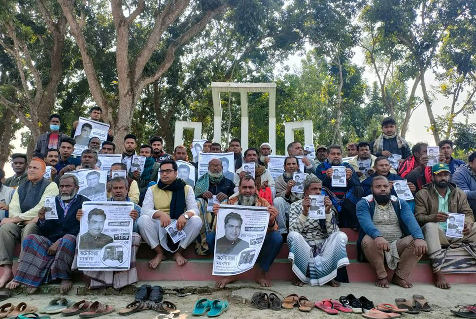 সিংড়ায় সুষ্ঠু নির্বাচন চেয়ে শহীদ মিনারে স্বতন্ত্র প্রার্থীর অবস্থান