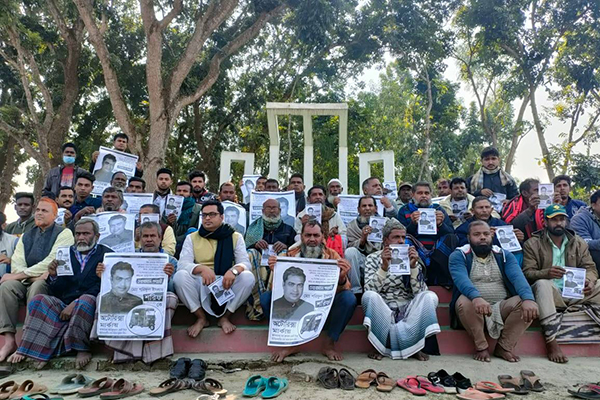 নিরপেক্ষ নির্বাচনের দাবিতে শহীদ মিনারে উপজেলা যুবলীগ সভাপতির অবস্থান কর্মসূচী পালন