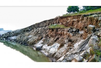 শহর রক্ষা বাঁধে ভাঙন 