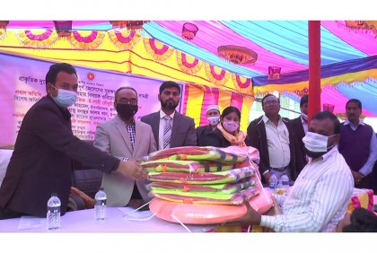 ভোলায় ৭৫০ জেলের মাঝে দুর্যোগকালীন সুরক্ষা সামগ্রী বিতরণ 