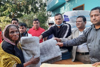ভোলায় অসহায়দের মাঝে কম্বল বিতরণ