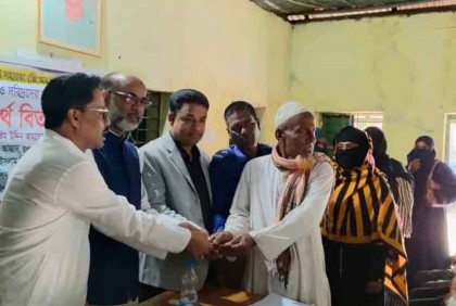 ভালুকায় অসহায় ও দুস্থদের মাঝে নগদ অর্থ বিতরণ 