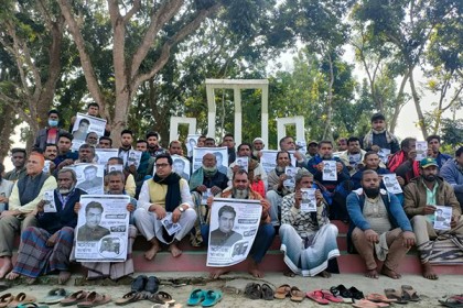 নিরপেক্ষ নির্বাচনের দাবিতে শহীদ মিনারে উপজেলা যুবলীগ সভাপতির অবস্থান কর্মসূচী পালন