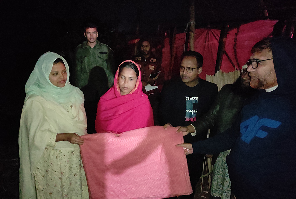 চরভদ্রাসনে অসহায় পরিবারের মাঝে কম্বল বিতরণ