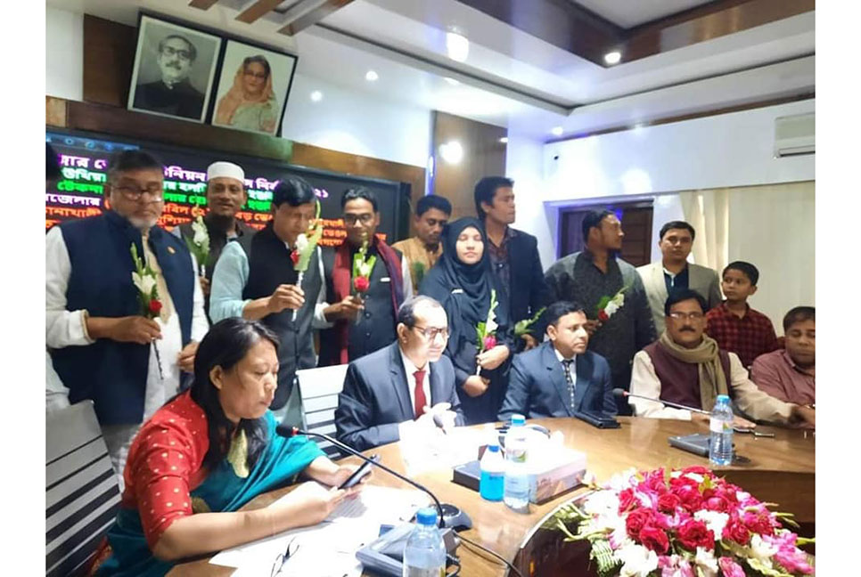 
চকরিয়ার নবনির্বাচিত ১০ ইউপি চেয়ারম্যানের শপথ গ্রহণ