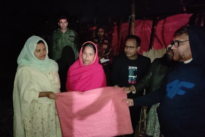 চরভদ্রাসনে অসহায় পরিবারের মাঝে কম্বল বিতরণ