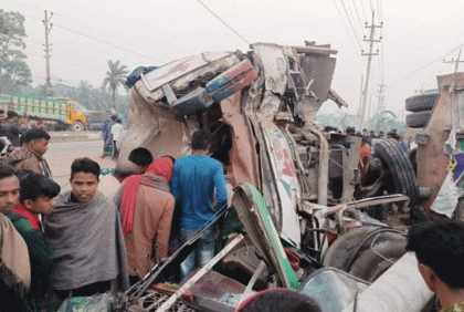 ত্রিশালে ট্রাকের পেছনে বাসের ধাক্কা, নিহত ২ 