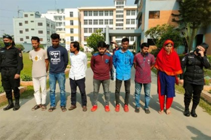 প্রেমের ফাঁদে ফেলে ডাকাতি, নারীসহ ৯ সদস্য গ্রেফতার