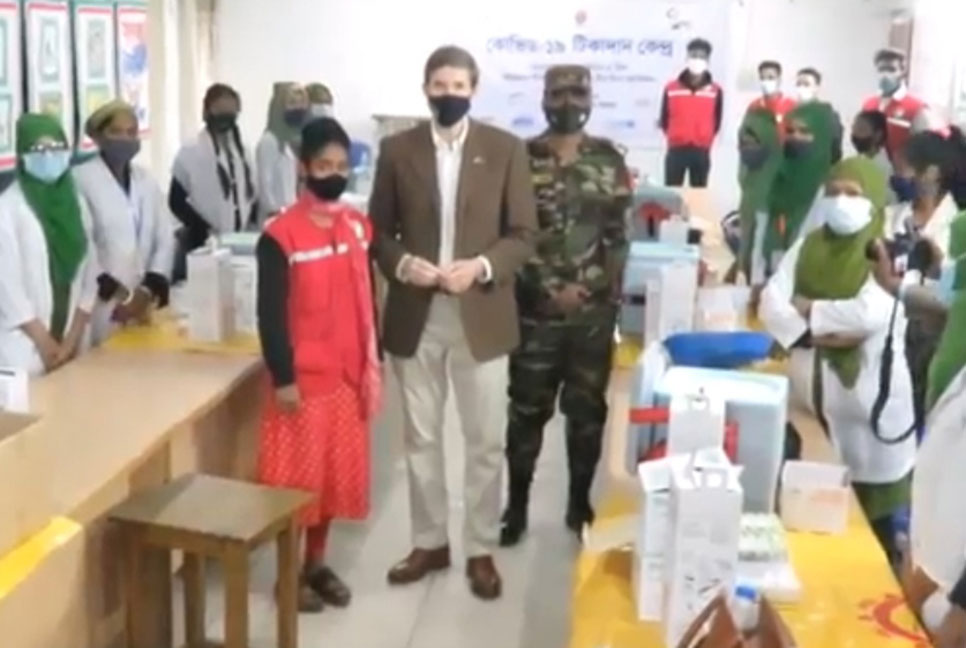 মুন্সিগঞ্জে শিক্ষার্থীদের টিকা কার্যক্রম পরিদর্শন করলেন মার্কিন রাষ্ট্রদূত