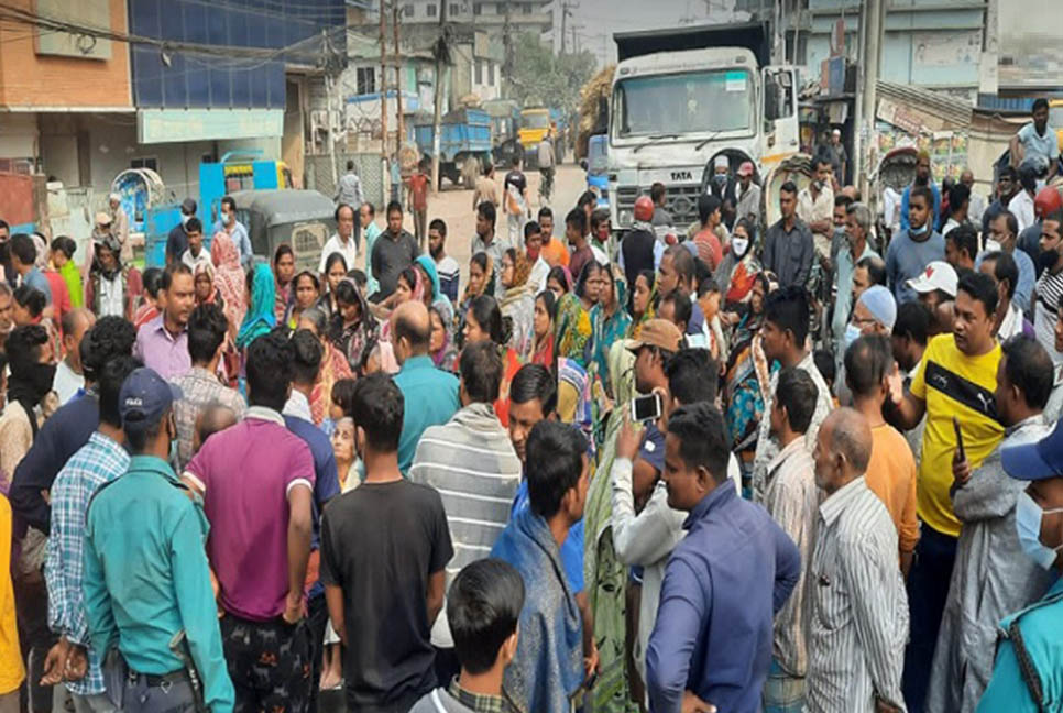 চট্টগ্রামে হেলে পড়েছে তিনতলা ভবন, বাসিন্দাদের বিক্ষোভ