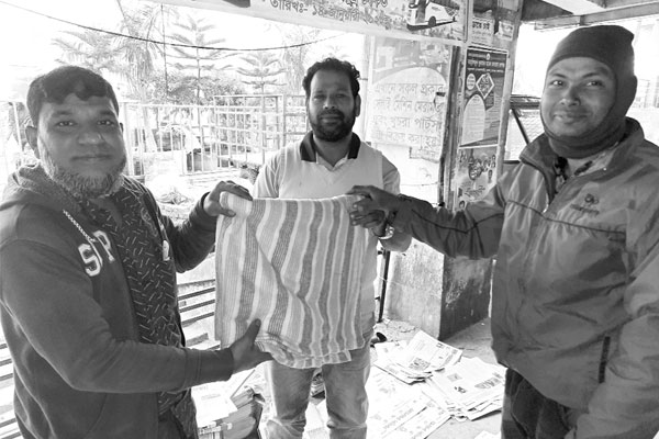 বাংলাদেশ প্রতিদিনের কম্বল পেলেন হকাররা