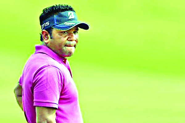 দ্বিতীয় রাউন্ডে পিছিয়ে পড়লেন