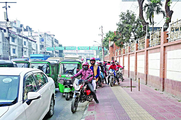 ফুটপাথে আবার মোটরসাইকেল