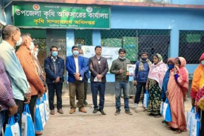 নাটোরে বিনামূল্যে কৃষকদের মাঝে বীজ বিতরণ