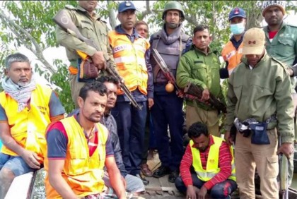 সঙ্গীদের সামনেই বাঘে নেওয়া জেলের ক্ষতবিক্ষত লাশ উদ্ধার

