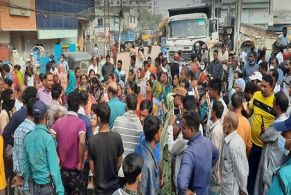 চট্টগ্রামে হেলে পড়েছে তিনতলা ভবন, বাসিন্দাদের বিক্ষোভ