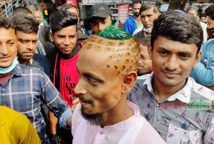 আনারসের আদলে মাথা সাজিয়ে নির্বাচনী প্রচারণা
