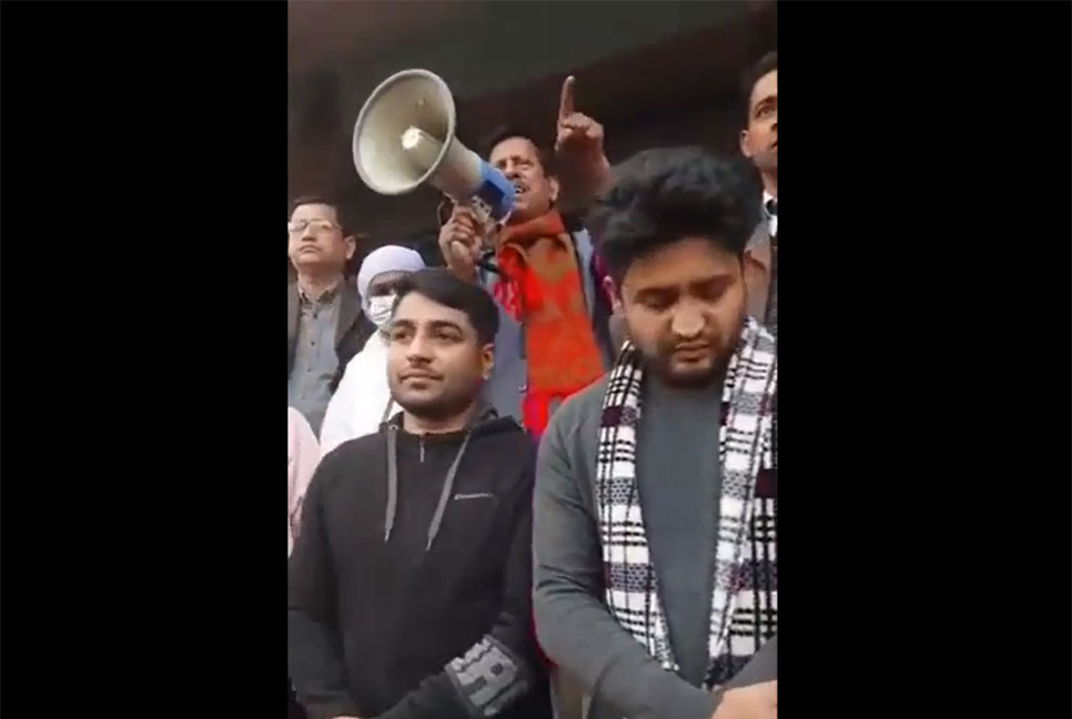 স্বতন্ত্র প্রার্থীকে পোস্টার লাগাতে না দেওয়ার হুমকি নৌকার প্রার্থী
