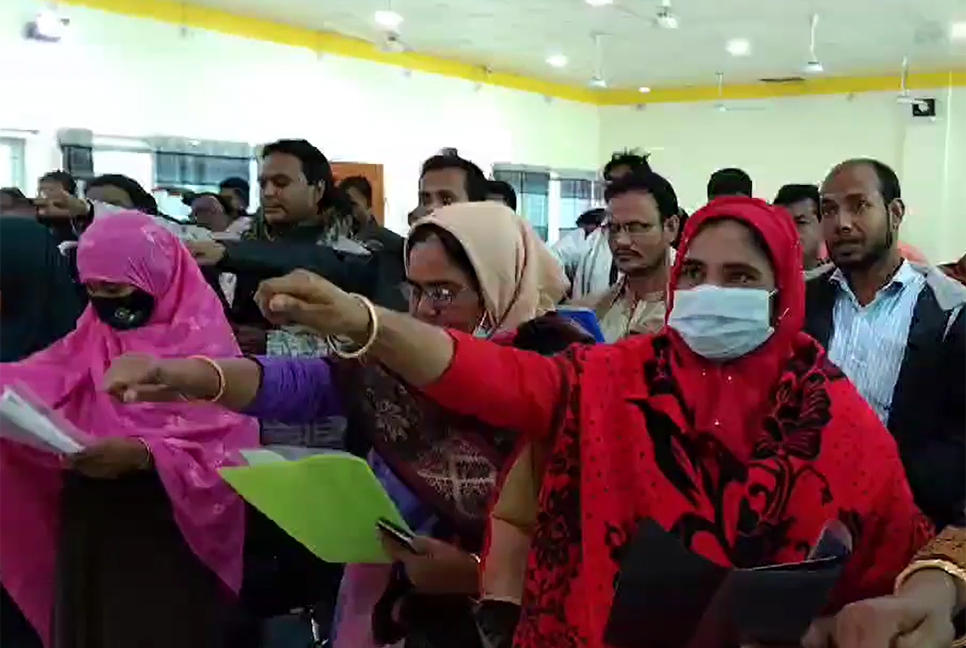মুজিবনগরে ইউপি সদস্যদের শপথ গ্রহণ