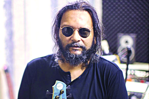 মঞ্চে নিয়মিত হচ্ছে ‘অর্থহীন’ ব্যান্ড