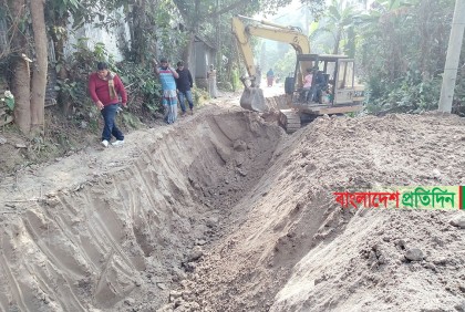 ধামরাইয়ে সরকারি রাস্তা কেটে খাল ভরাট, দুর্ভোগে ৪০ গ্রামবাসী