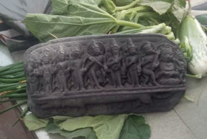 সবজির ব্যাগে মিললো কোটি টাকা মূল্যের কষ্টি পাথরের মূর্তি