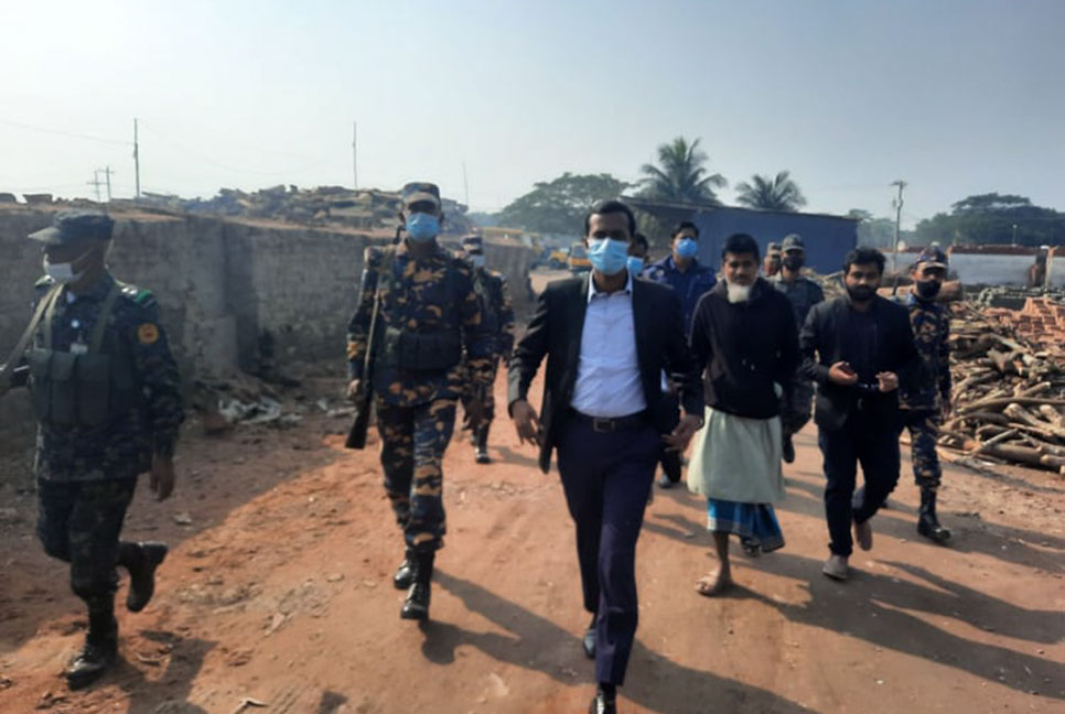 অবৈধভাবে কাঠ পোড়ানোয় সাড়ে ৫ লাখ টাকা জরিমানা