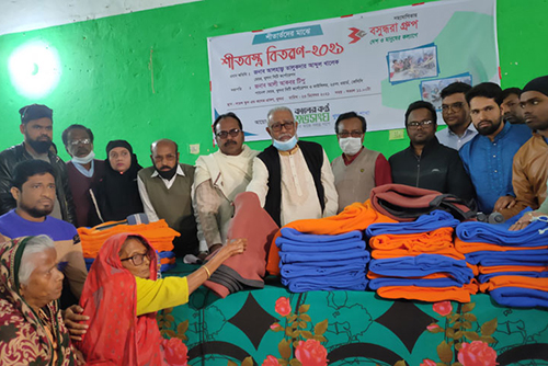 বসুন্ধরা গ্রুপের কম্বল পেয়ে খুশি খুলনার শীতার্তরা