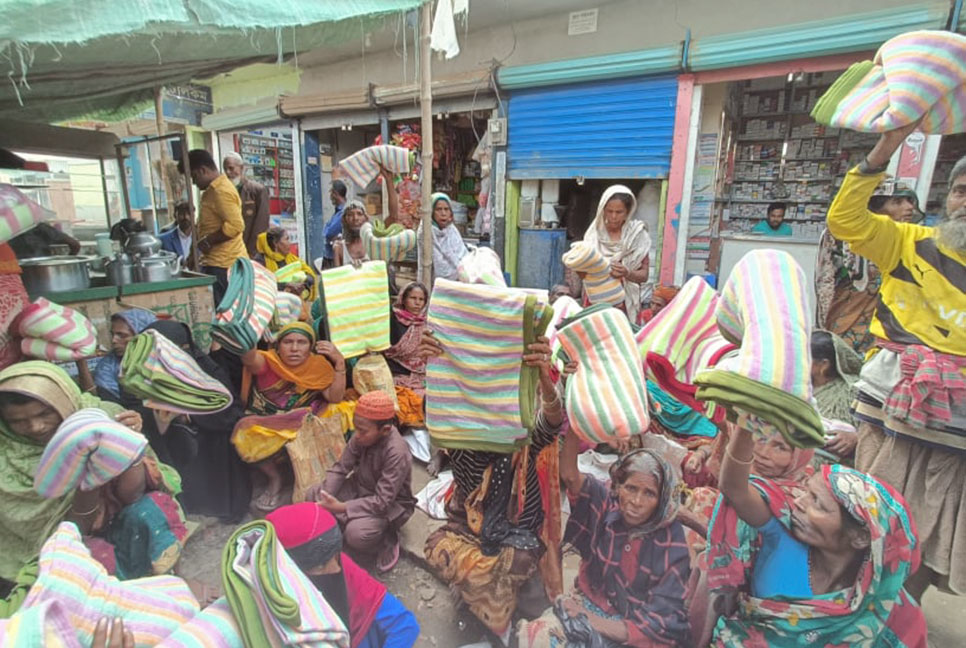 সরাইলে ভিক্ষুকদের মাঝে চাল ও কম্বল বিতরণ