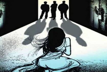 কক্সবাজারে পর্যটক পরিবারের স্বামী-সন্তানকে জিম্মি করে গৃহবধূকে গণধর্ষণ