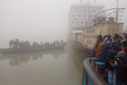 কুয়াশায় ফে‌রি ব‌ন্ধে দৌলত‌দিয়া-পাটু‌রিয়া নৌরু‌টে দু‌র্ভোগ