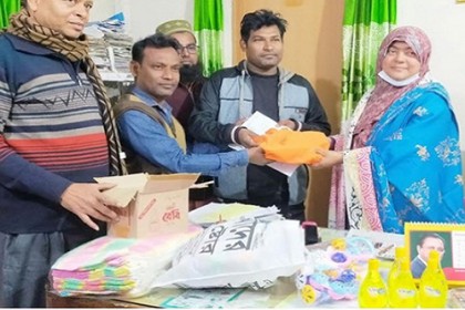 নাটোরে শিশুর জন্ম নিবন্ধন করলেই মিলছে উপহার