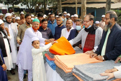 বগুড়ায় বিভিন্ন মাদ্রাসা-এতিমখানায় কম্বল বিতারণ করলেন এমপি সিরাজ
