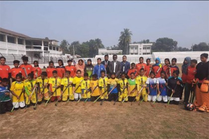 ঝিনাইদহে বালিকাদের হকি প্রতিযোগিতা ও পুরস্কার বিতরণ