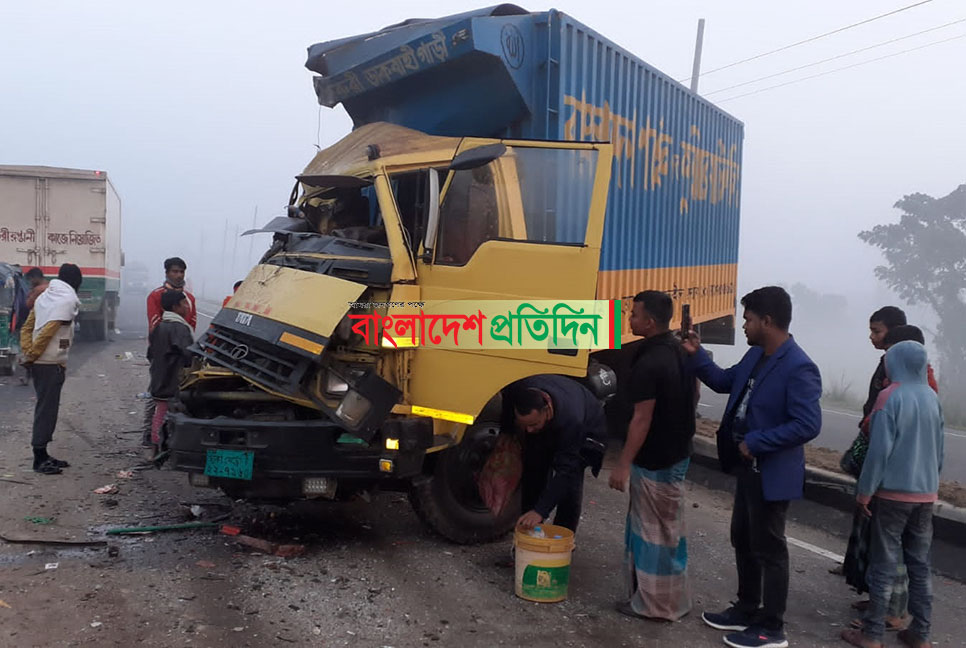 কুমিল্লায় বাসের সাথে সংঘর্ষে কাভার্ডভ্যান চালক নিহত, আহত ৭