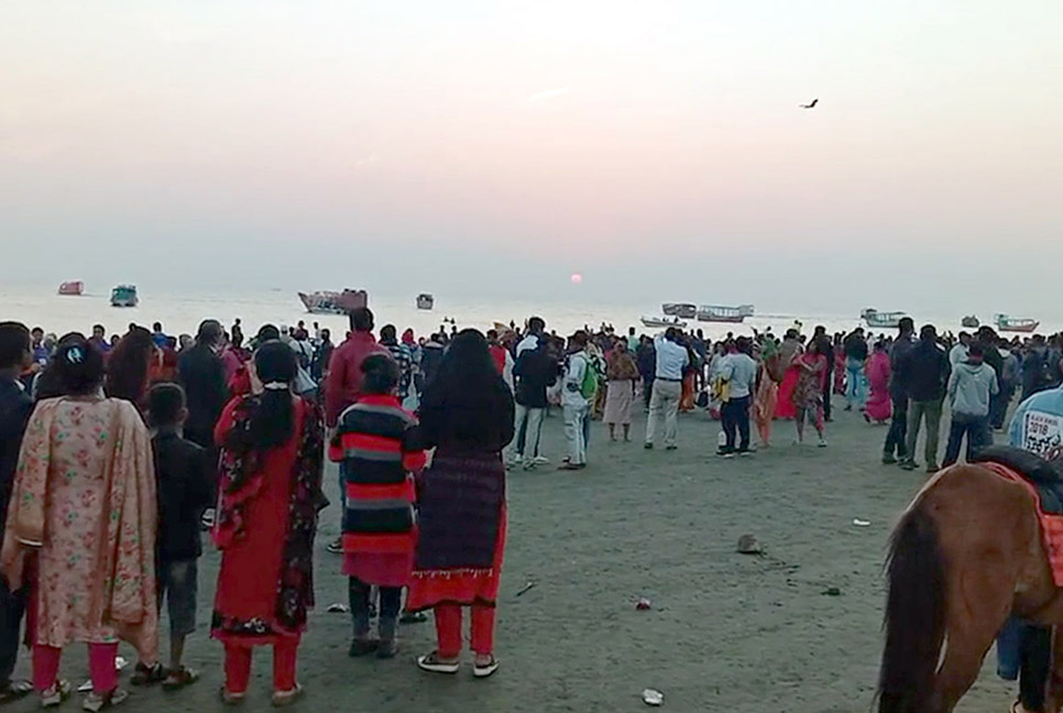 কুয়াকাটা সৈকতে পর্যটকদের ঢল