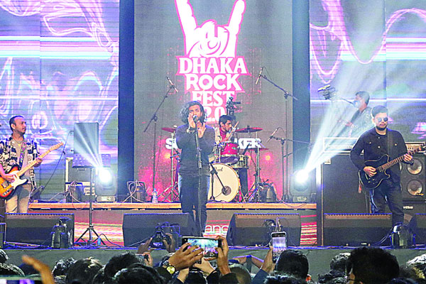 বসুন্ধরার নবরাত্রি হলে রকফেস্টের উন্মাদনা