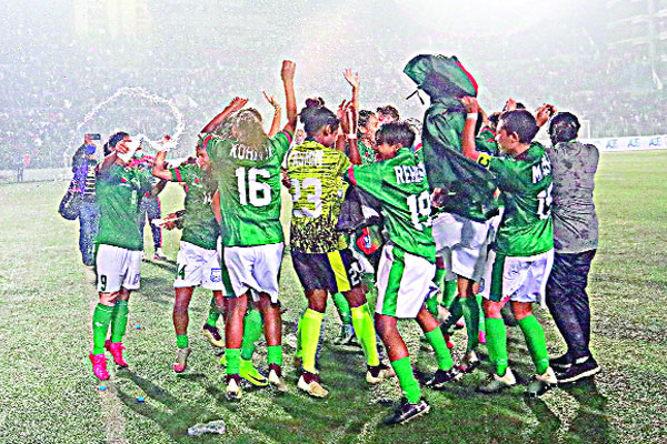 উৎসবে ভাসছেন মারিয়ারা