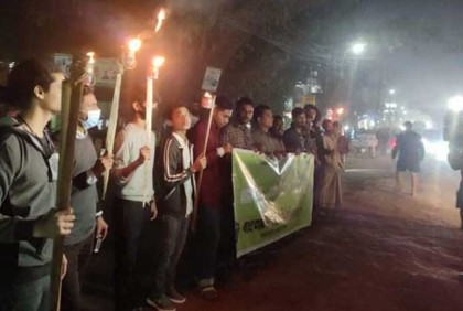 কক্সবাজারে ধর্ষণের ঘটনায় জড়িতদের গ্রেফতার দাবিতে মশাল মিছিল