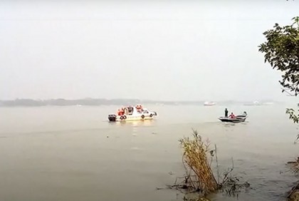 সুগন্ধা নদীতে লঞ্চ ডুবি, নিখোঁজদের সন্ধানে ডুবুরিরা