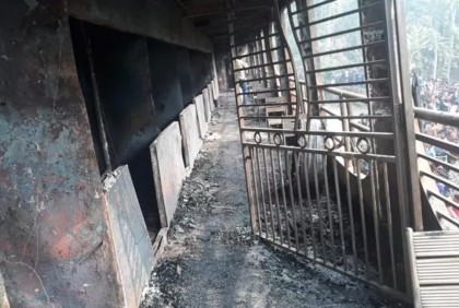 শরীরে আগুন নিয়ে নদীতে ঝাঁপ দেন বহু মানুষ


