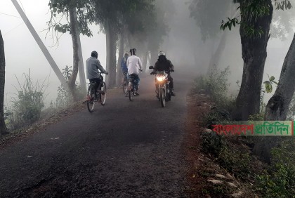 টাঙ্গাইলে ঘন কুয়াশায় শীতের তীব্রতা বেড়েছে