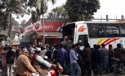 নিয়ন্ত্রণ হারিয়ে পিকনিকের বাস 
দোকানে, আহত ৯
